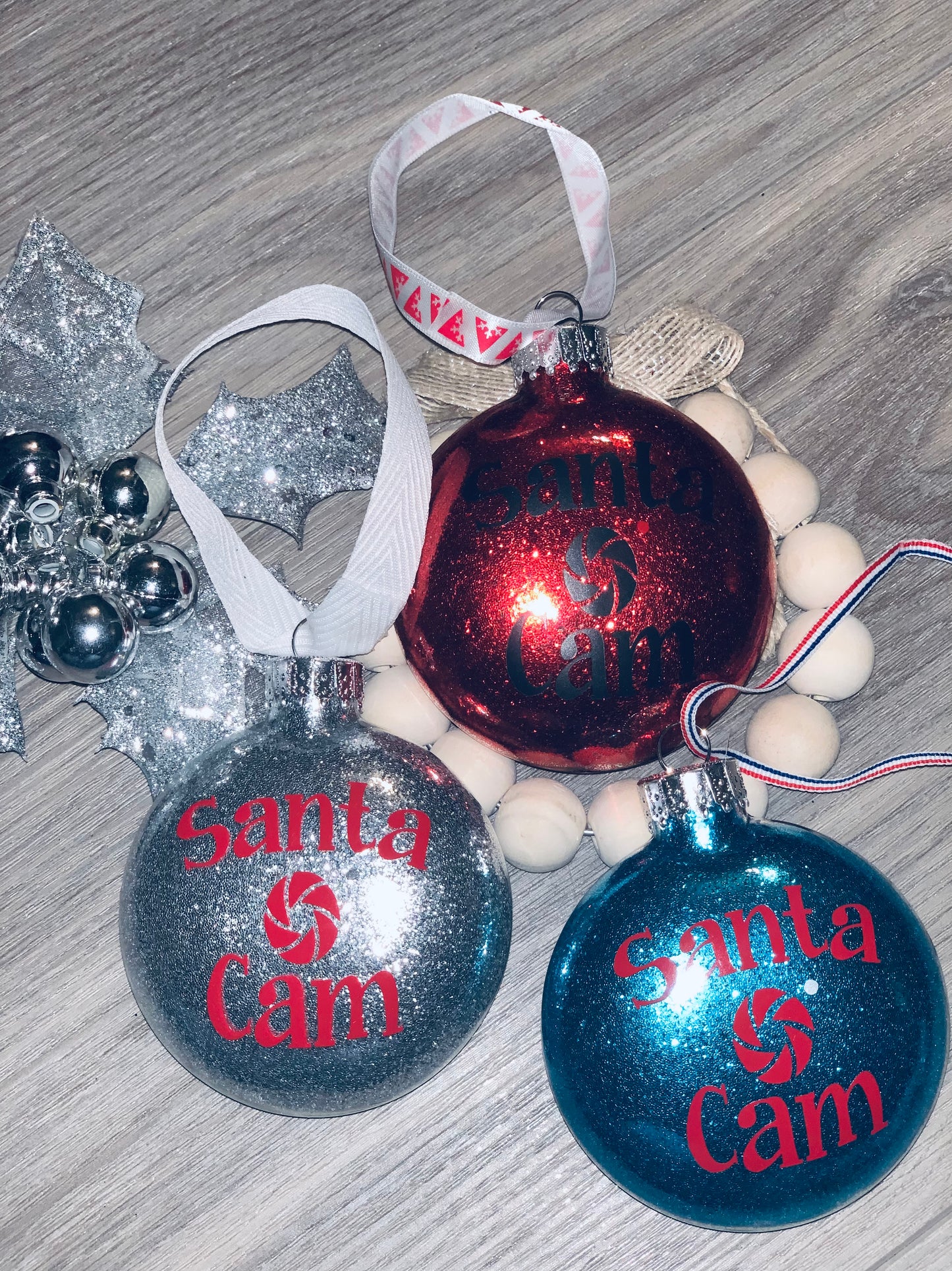 Flat glass ornaments with saying of Santa Cam.